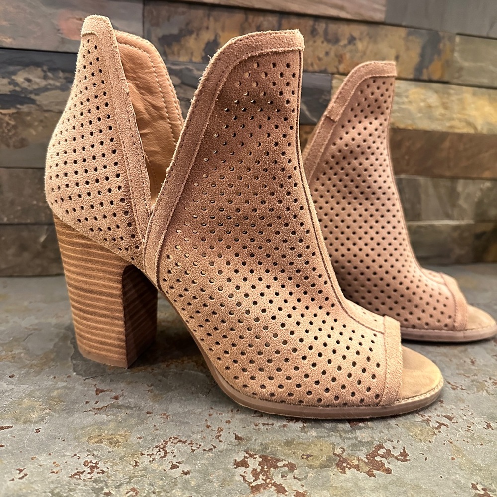 2/$10 or 3/$12 ❤️ Lucky Brand Tan Perforated Heeled Boots Open Toe